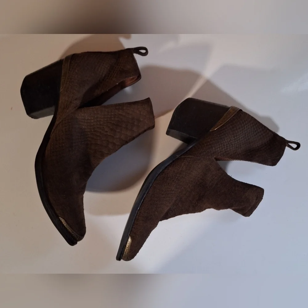 FREE PEOPLE Jeffery Campbell Hunt The Plains Boot Suede Snake Print Sz. 9.5